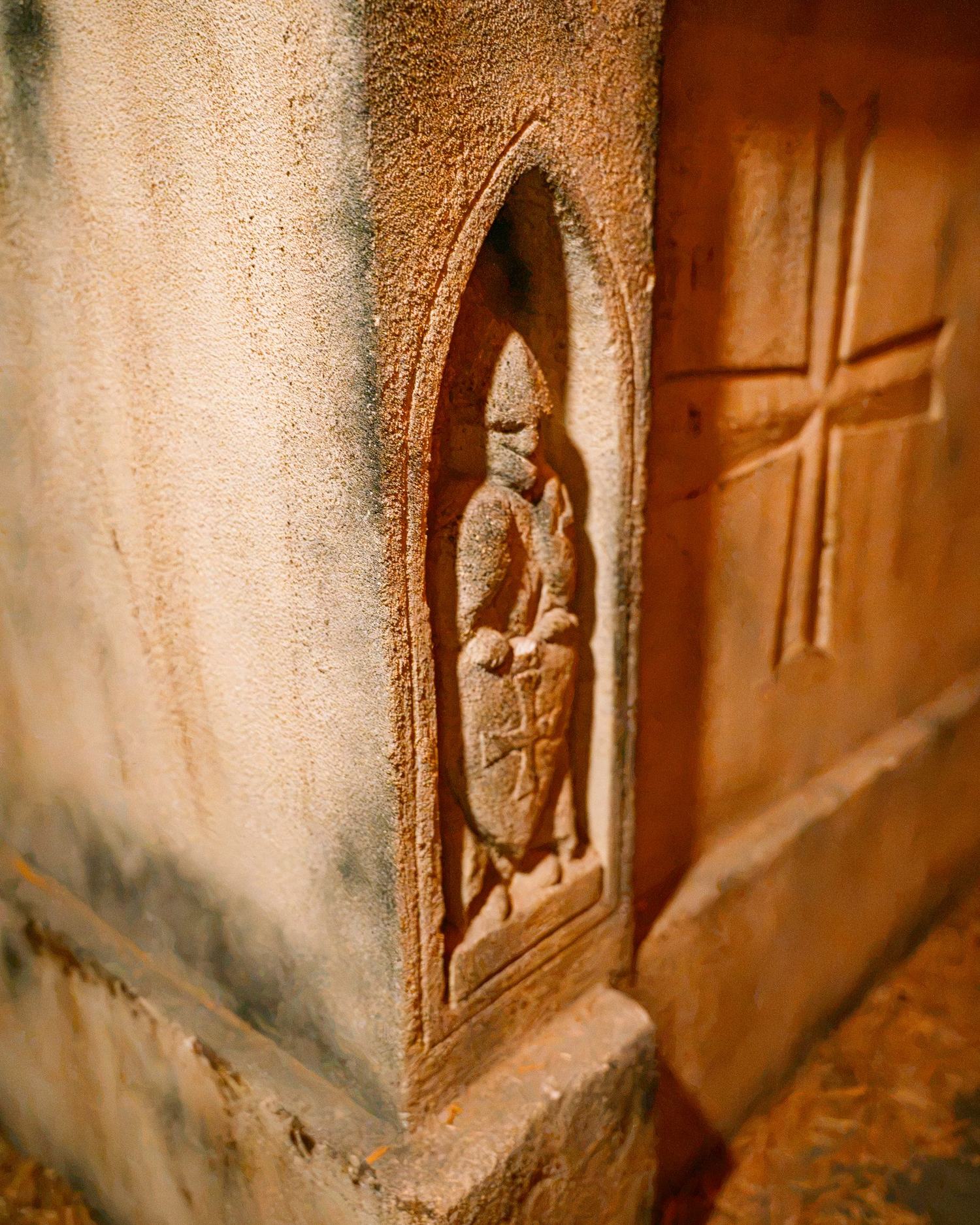 Bas-relief sculpté dans le décor d'une salle de The Great Escape à Avignon