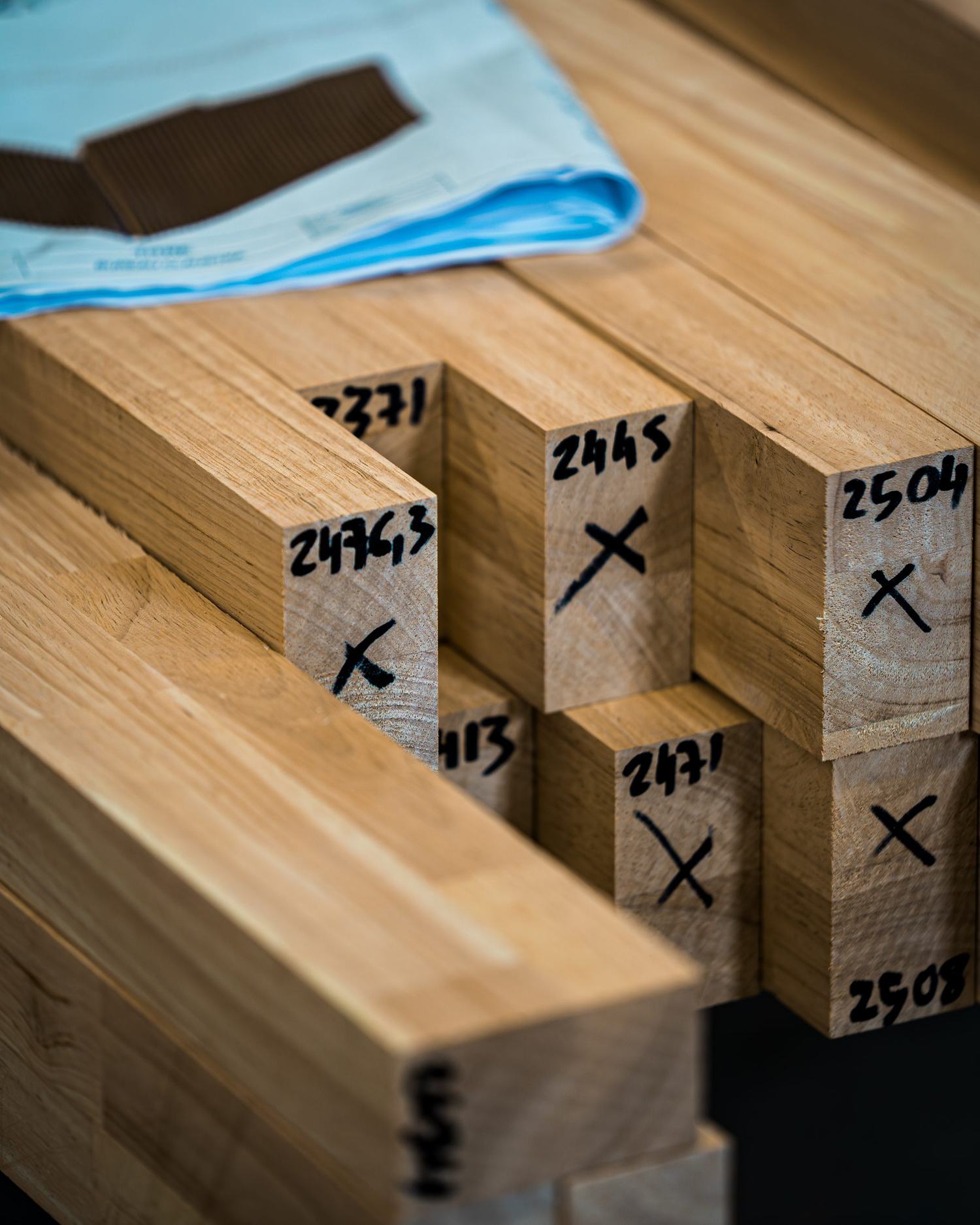 Pièces de bois repérées avant assemblage dans l'atelier Muratet à Villefranche-de-Lauragais
