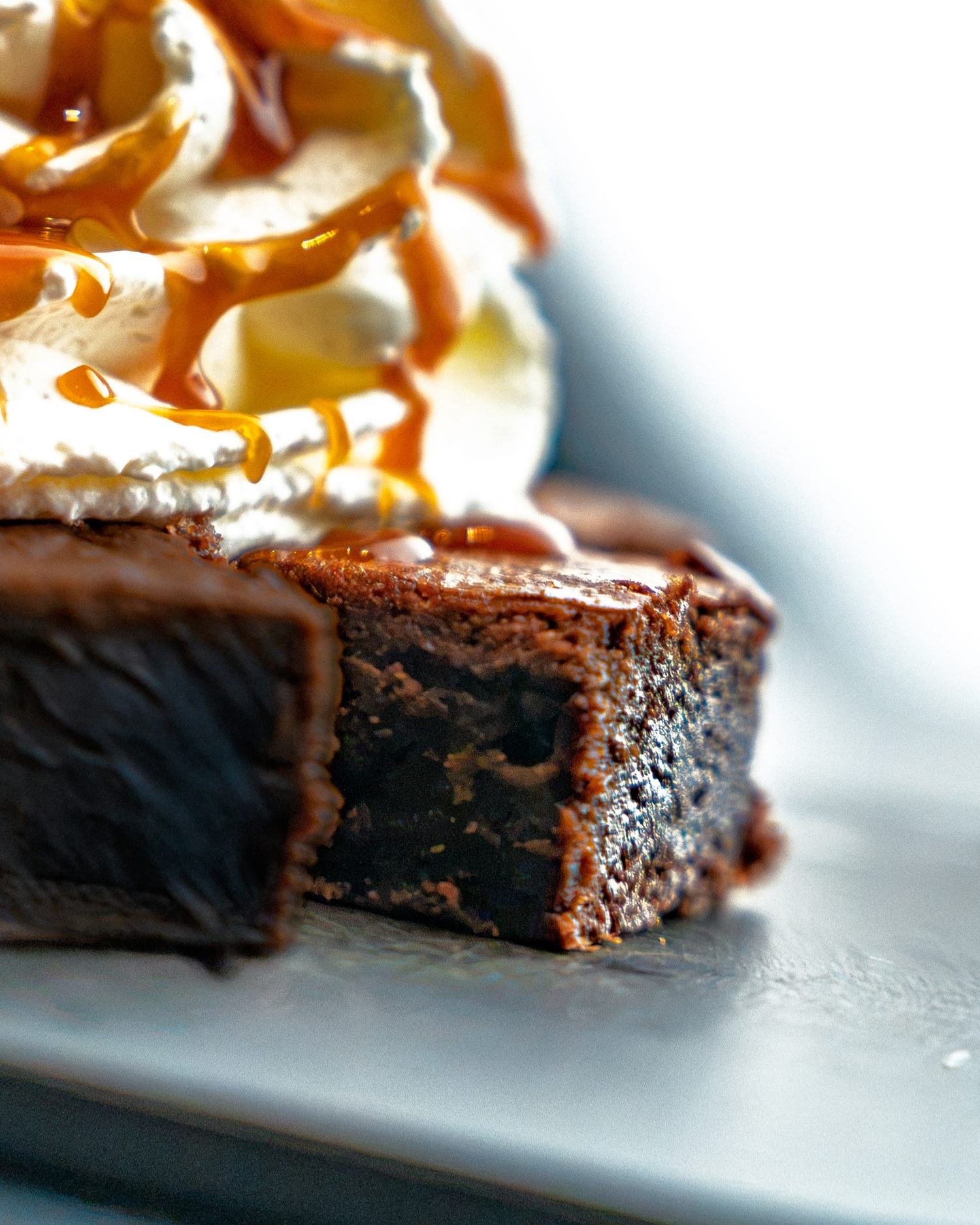 Brownie nappé de chantilly et caramel servi chez ETIENNE Coffee & Shop