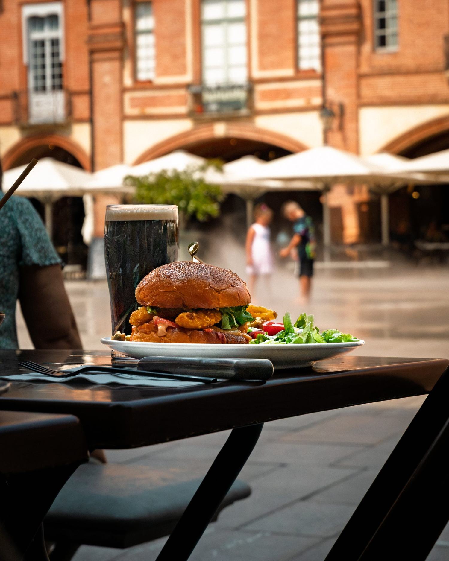 Burger et bière servis en terrasse du O Temple Bar, place à arcades de Montauban