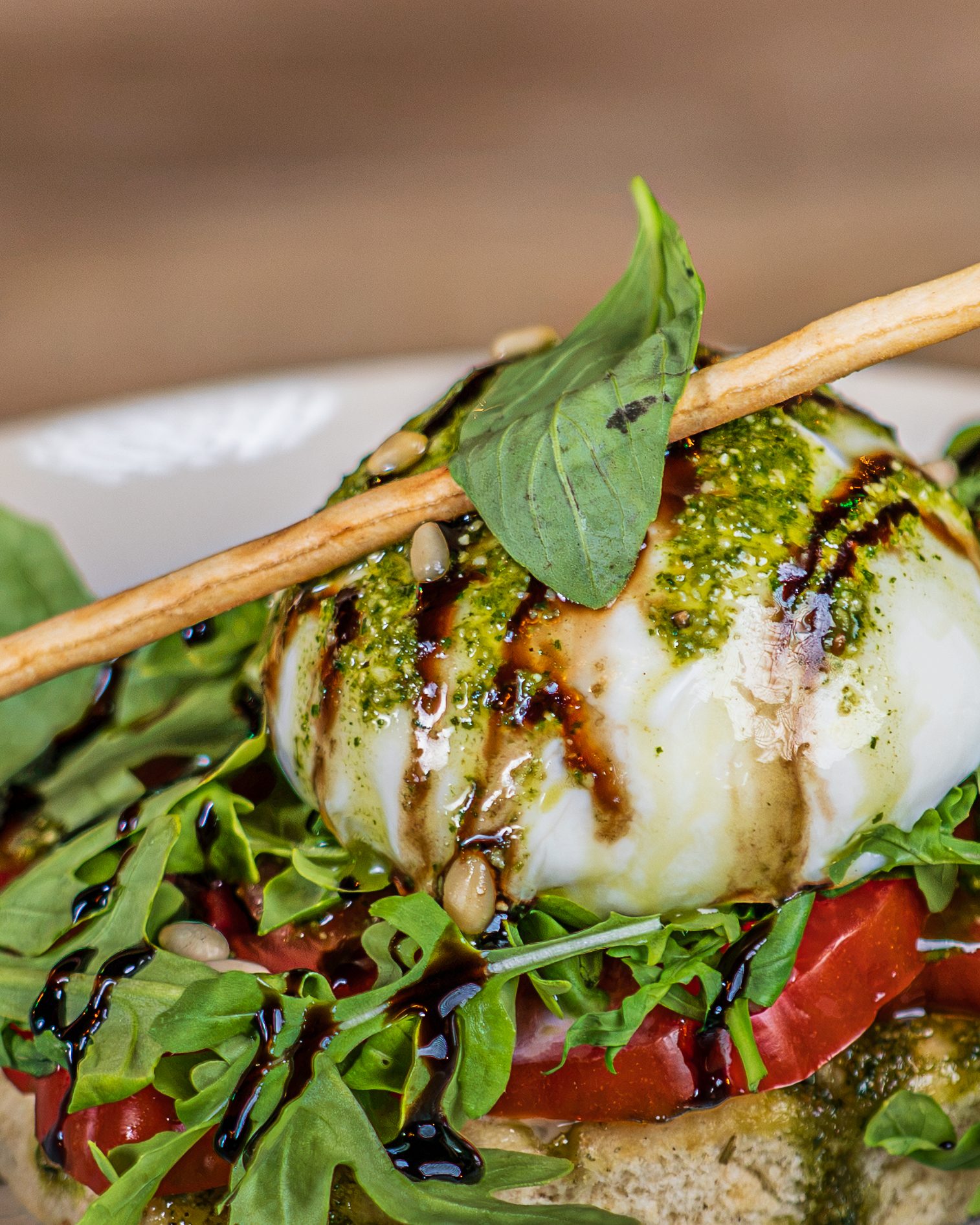 Burrata au pesto et roquette servie au O Temple Bar à Montauban