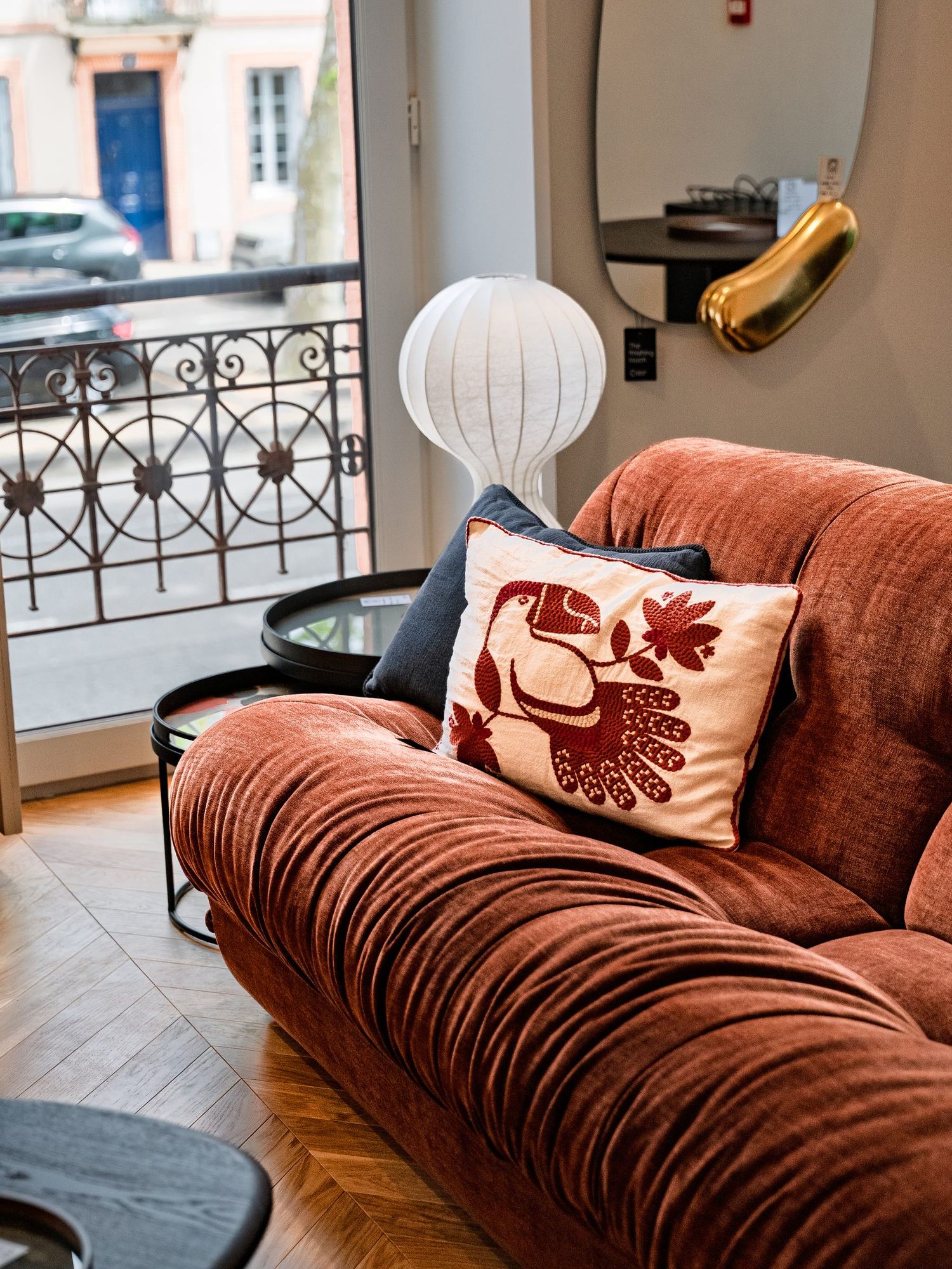 Canapé en velours terracotta présenté dans le showroom Archivolte à Toulouse