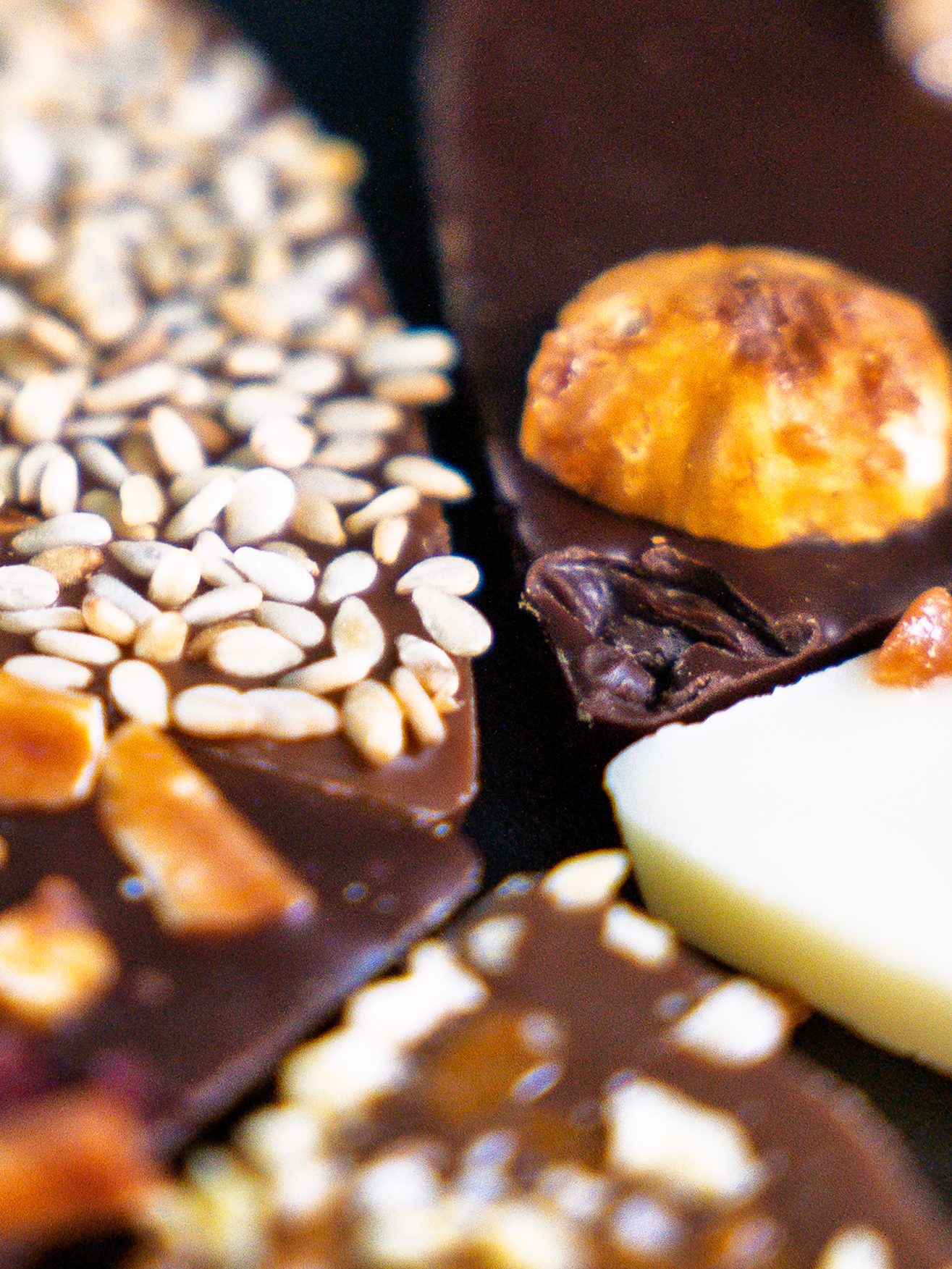 Assortiment de chocolats praliné, sésame et noisette de la boutique Jeff de Bruges à Carcassonne