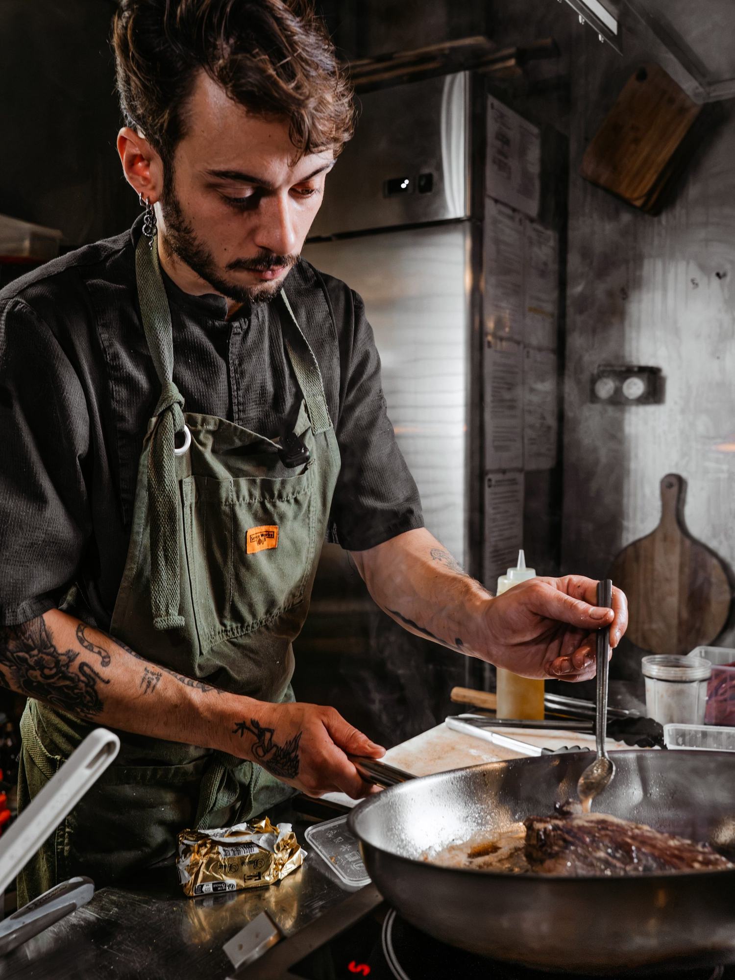 Chef en cuisine préparant un plat à L'Arrosoir à Toulouse