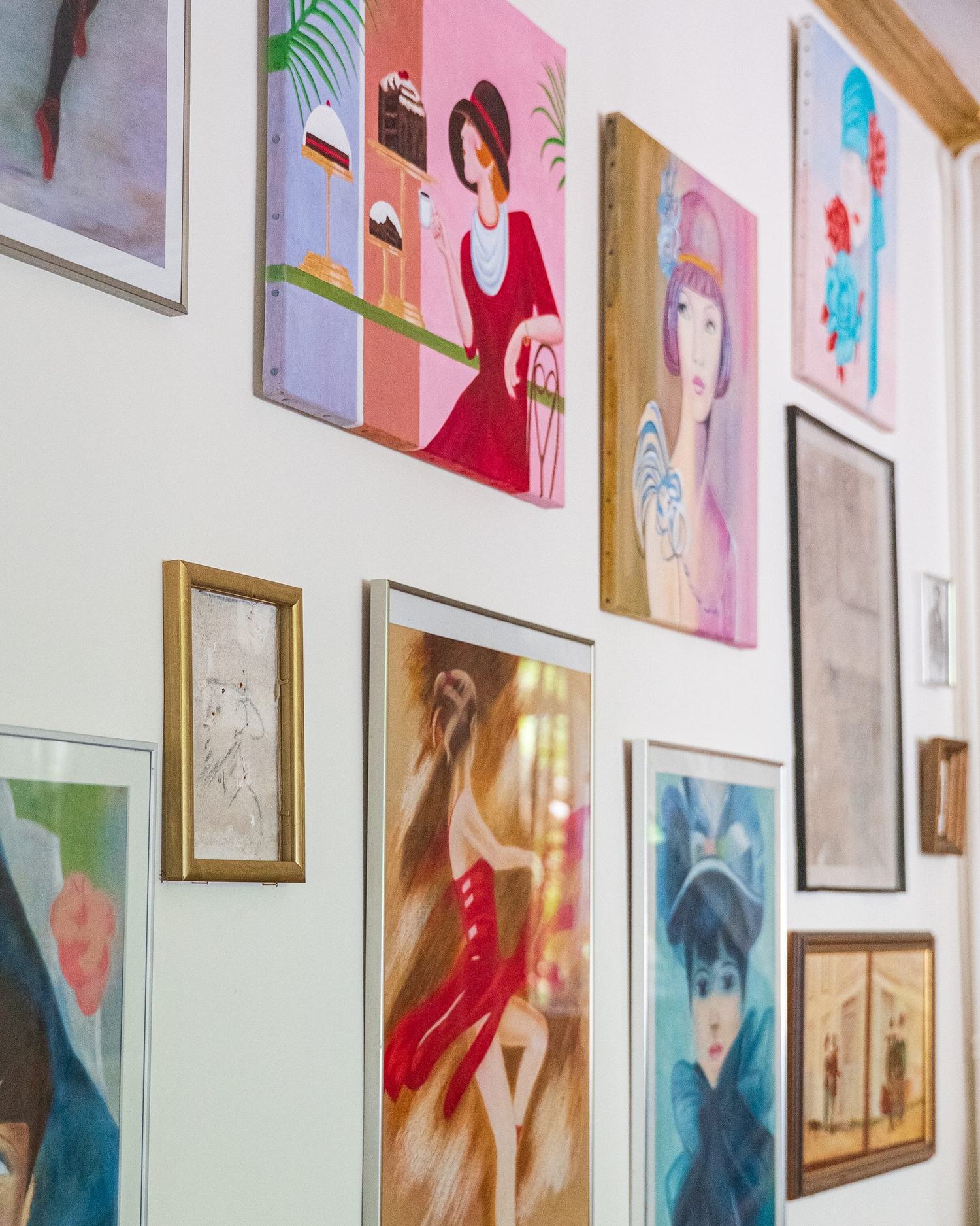 Mur de tableaux décorant les espaces de l'hôtel Le Léopold à Paris
