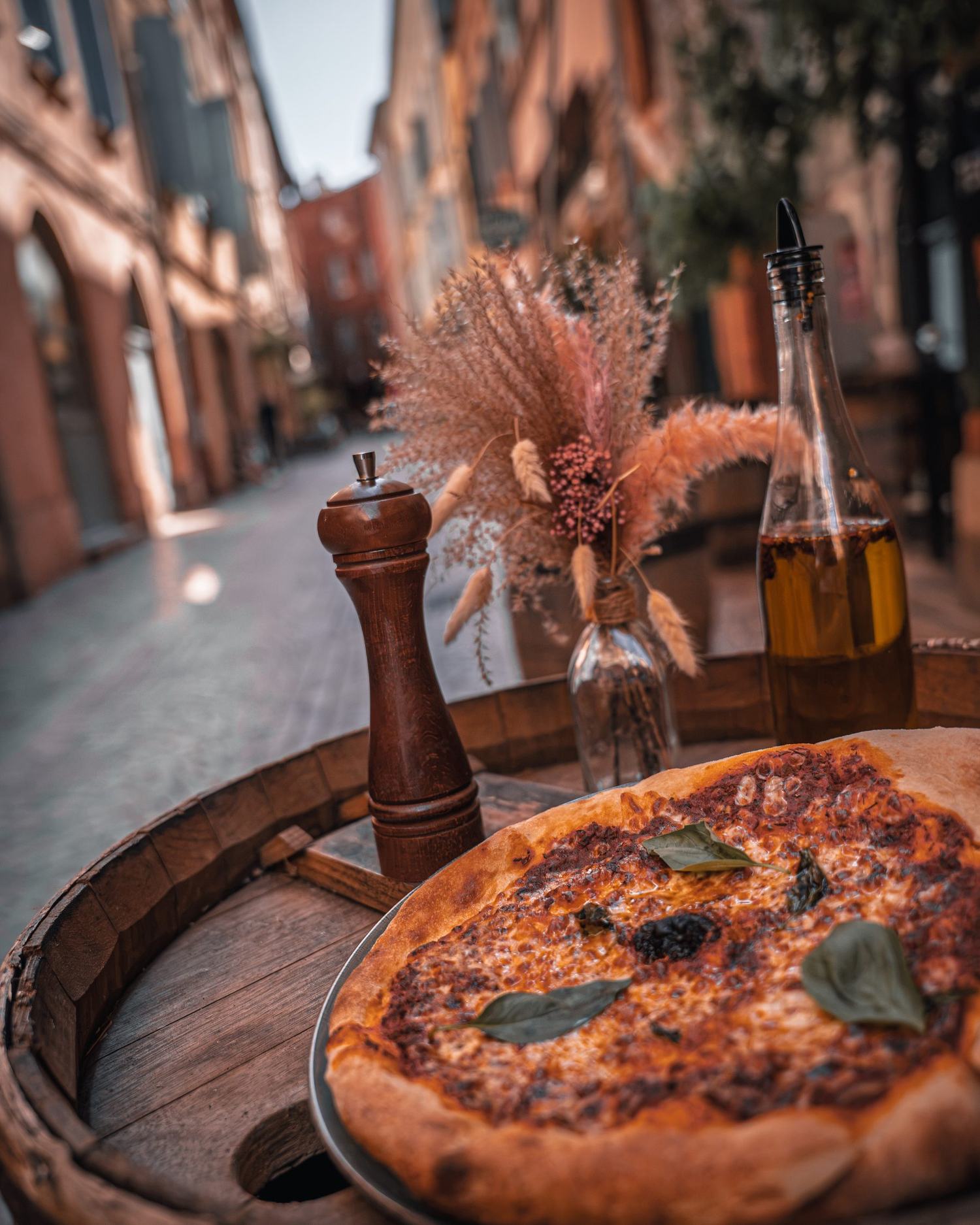 Pizza margherita au basilic frais préparée par Terre Fauve