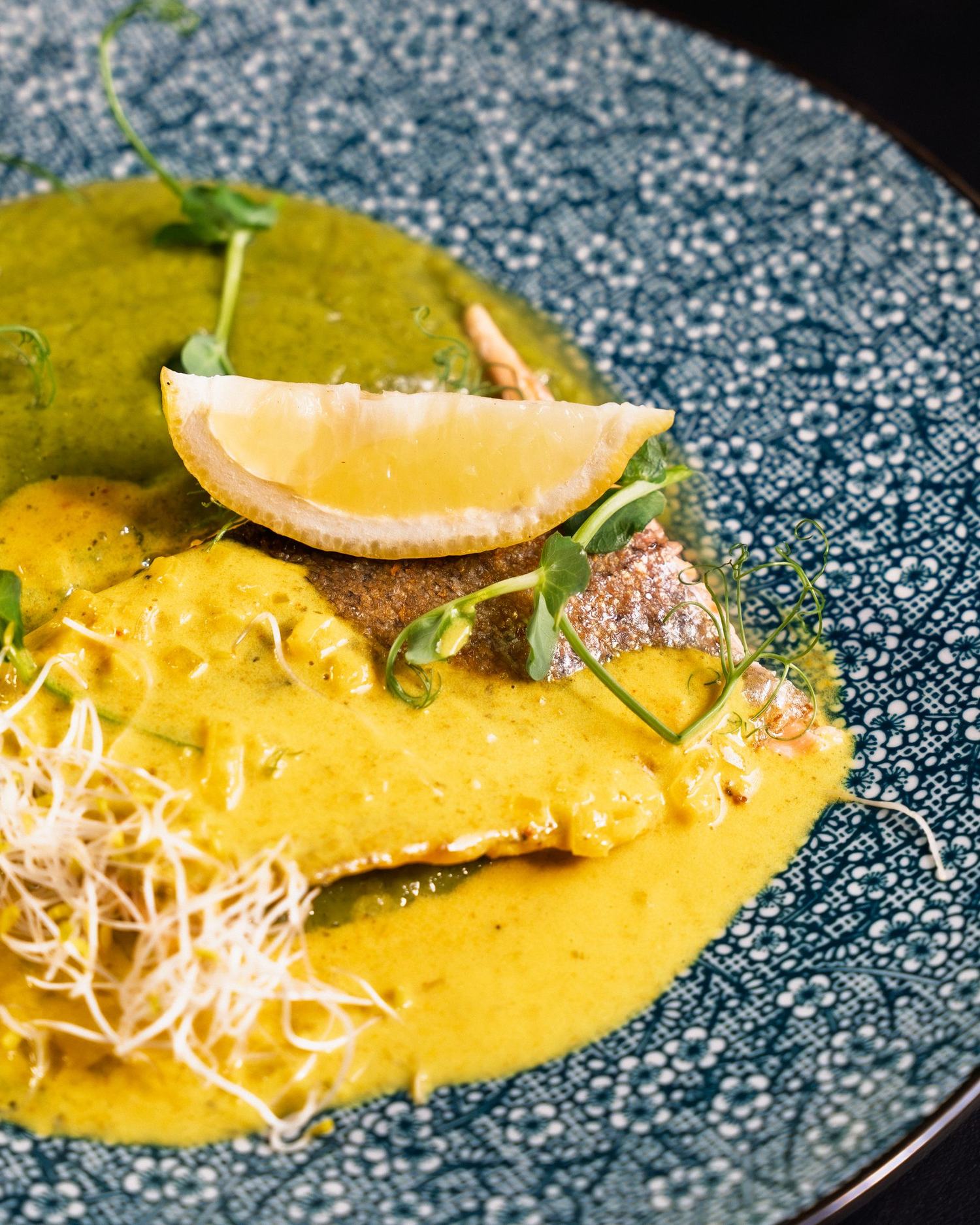 Filet de poisson et sauce safranée servi à L'Arrosoir à Toulouse