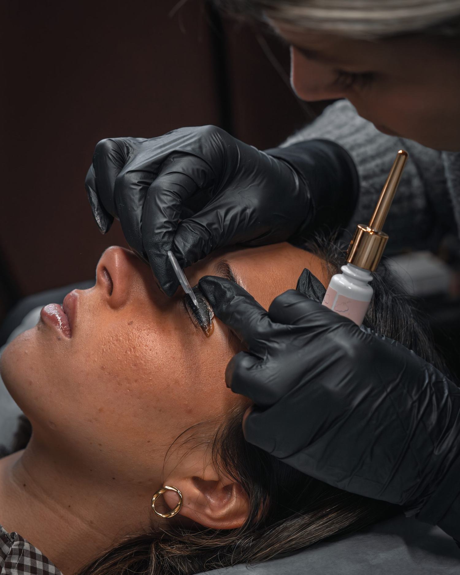 Cliente de l'institut Beauté Positive après un soin du regard