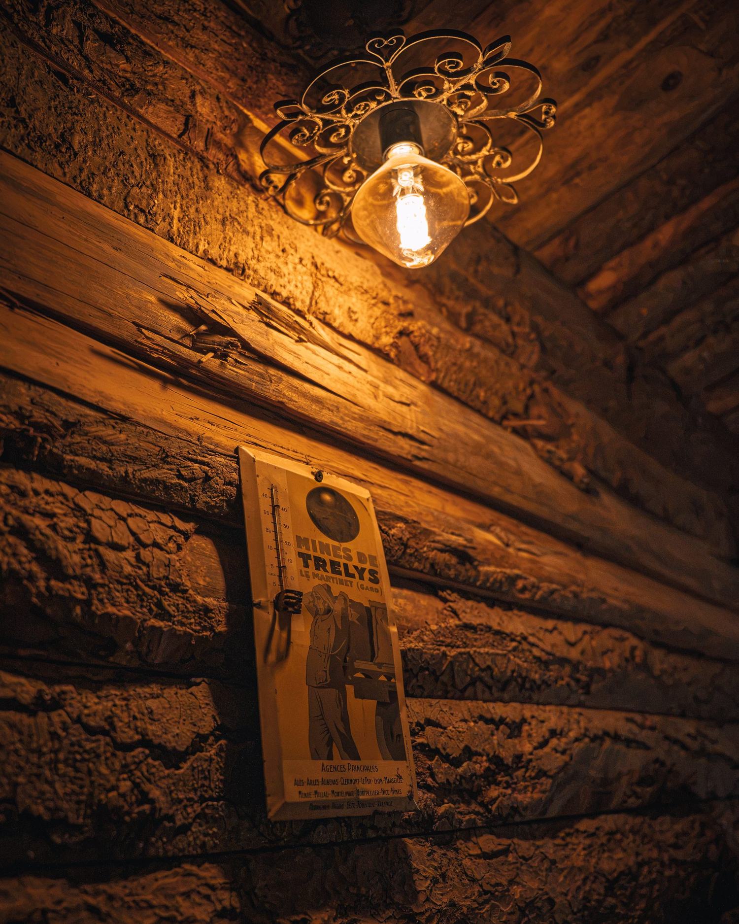 Salle sur le thème de la mine avec casques et objets d'époque chez The Great Escape à Avignon